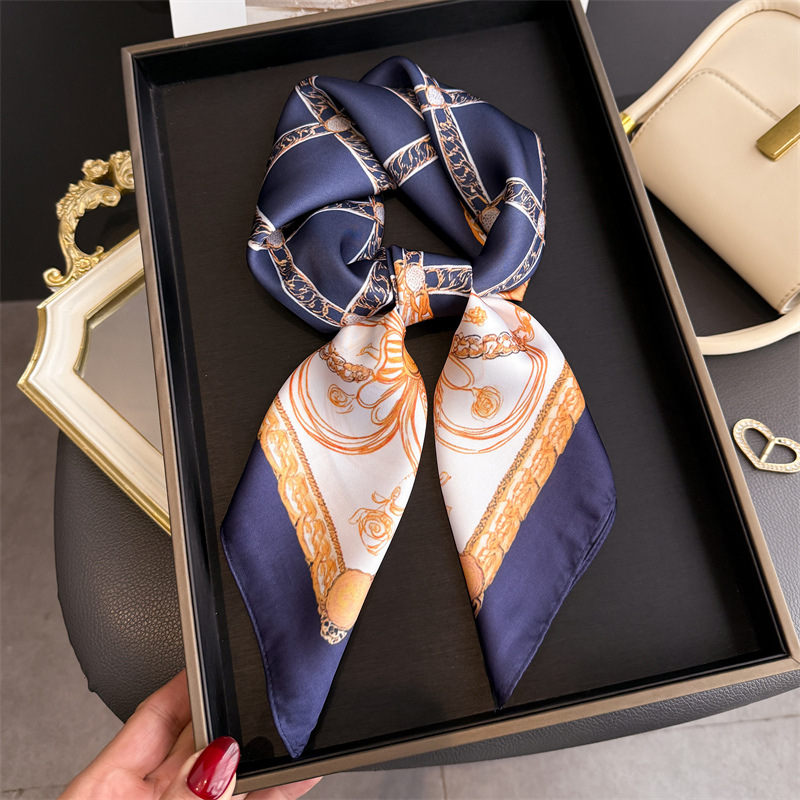 Blue Classic Chain Print Squar - Scarf Silk Square recension och pris